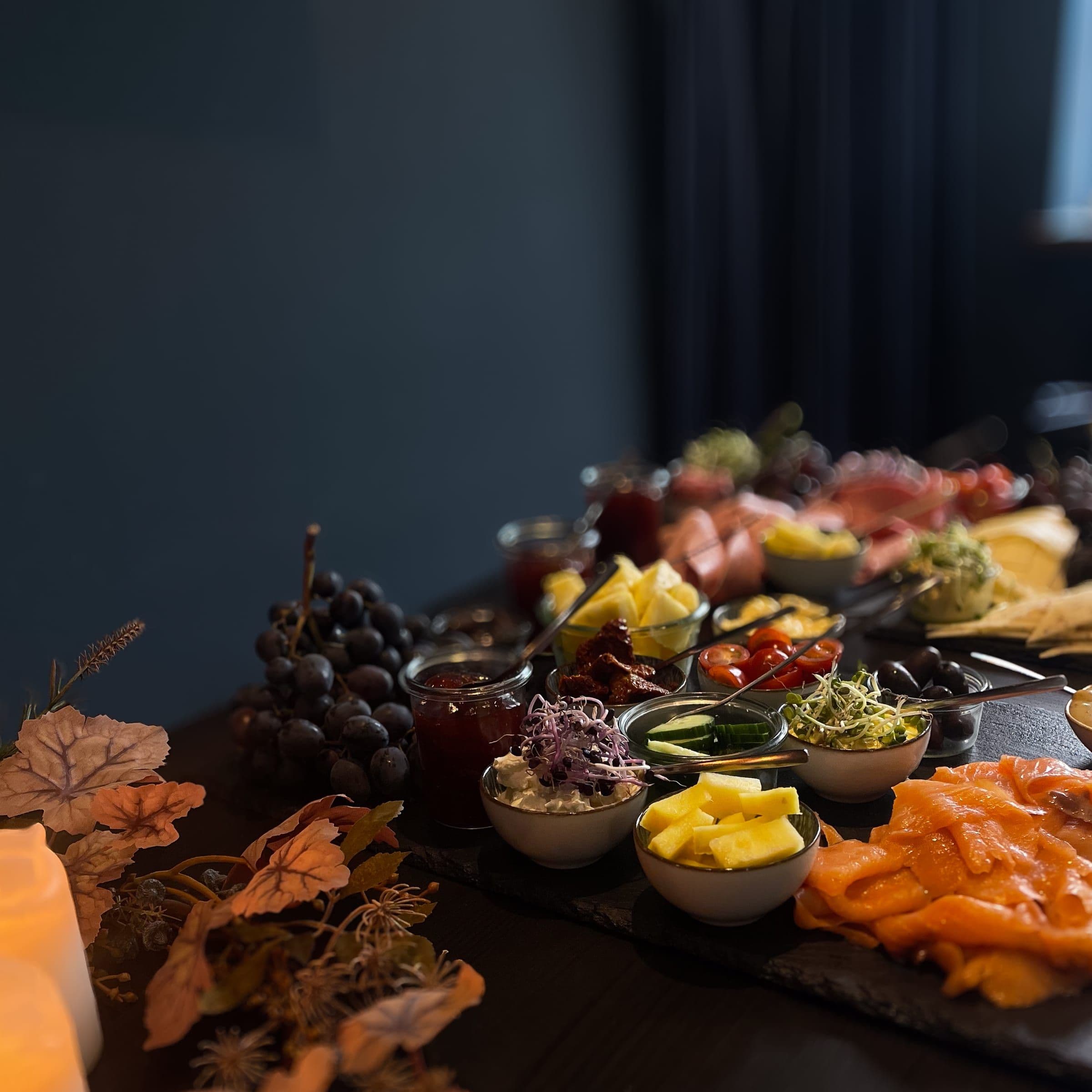 Antipasti-Buffet mit Räucherlachs, Trauben und Käse für ein Hochzeits-After-Brunch in Eckernförde