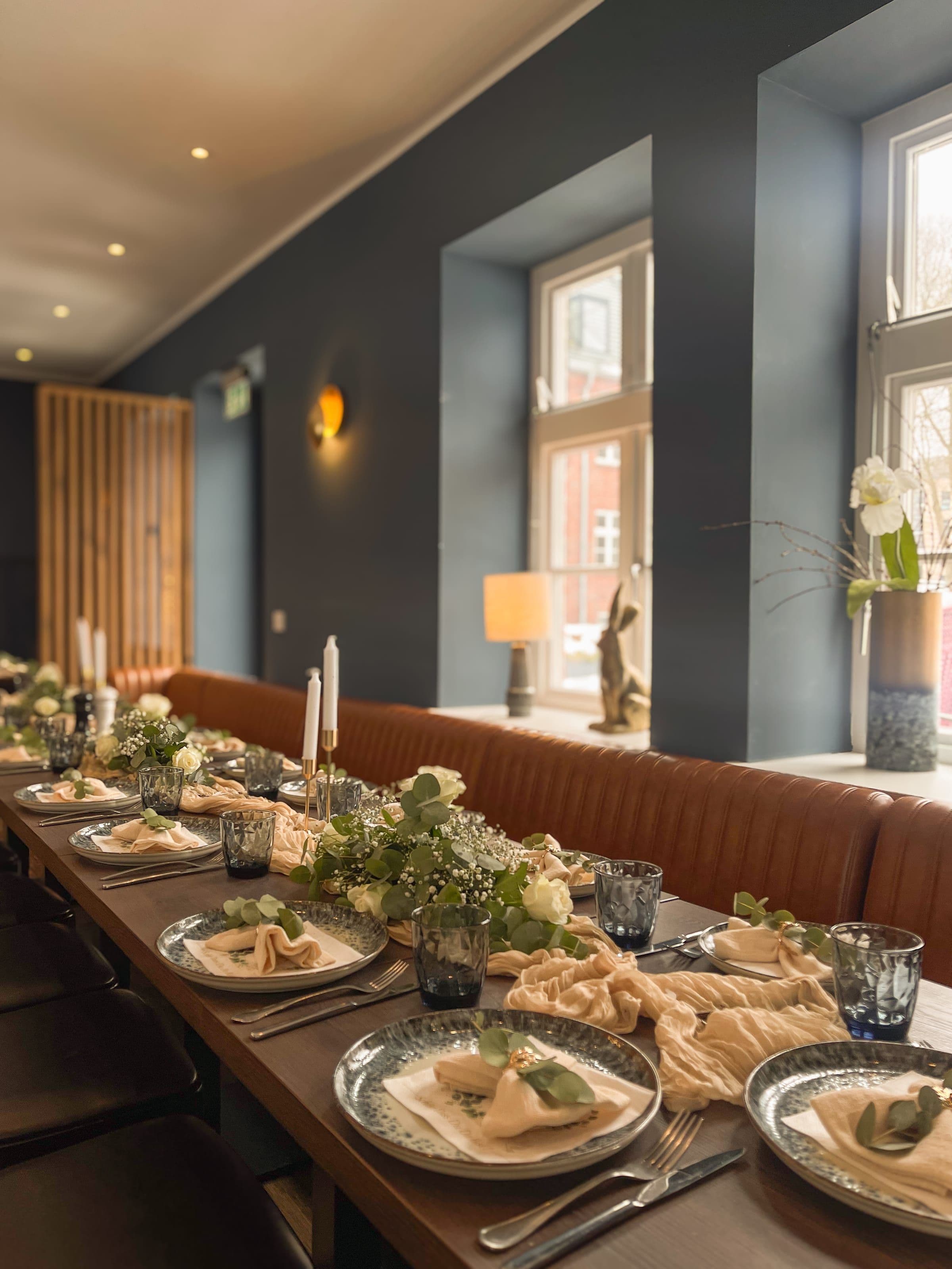 Lange Tafel für 20 Personen mit Sektempfang und Blumendekoration im Hauptraum