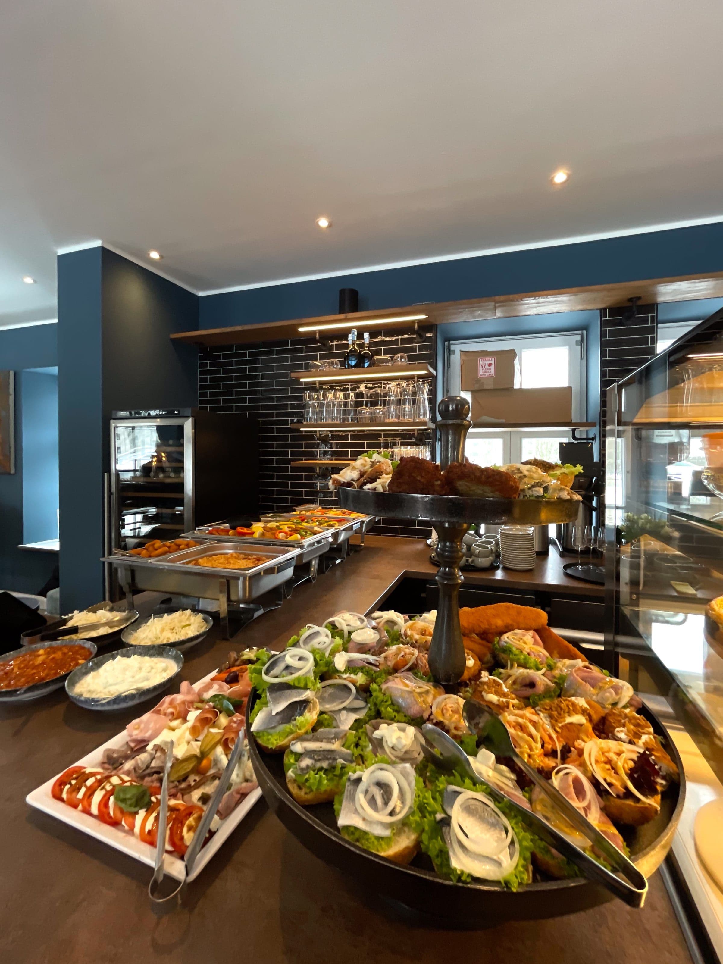 Catering-Buffet mit belegten Brötchen und Salaten an der Bar im BLICKFANG Eckernförde